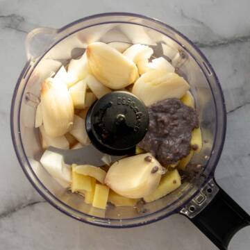 Garlic, onion, shrimp paste and ginger in a blender jug.