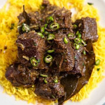 Denningvleis on yellow rice with green chili.