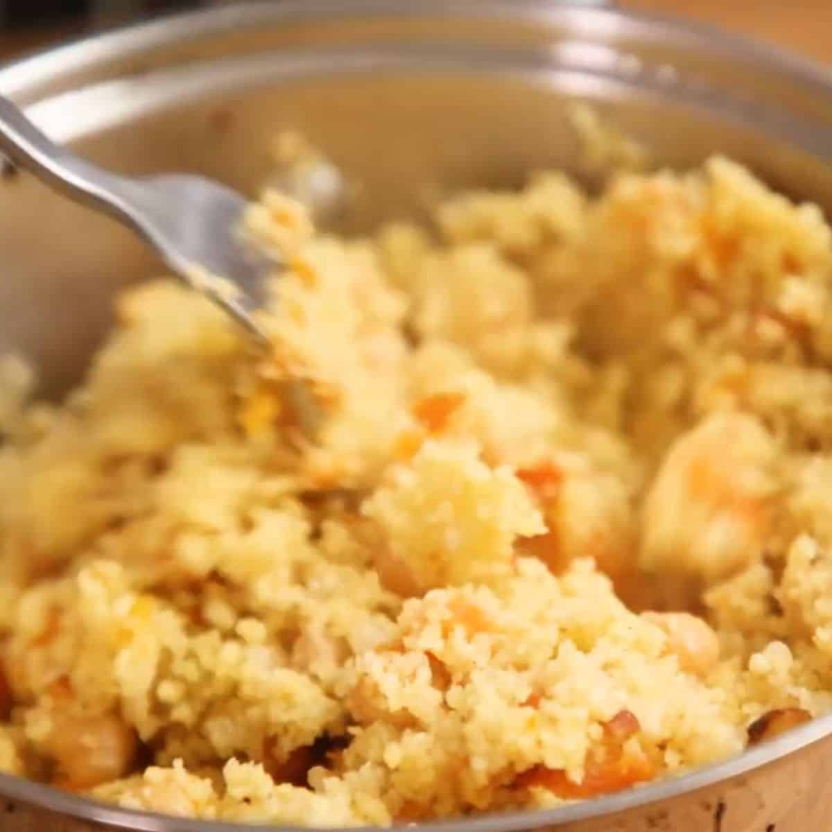 Fluffing couscous with a fork