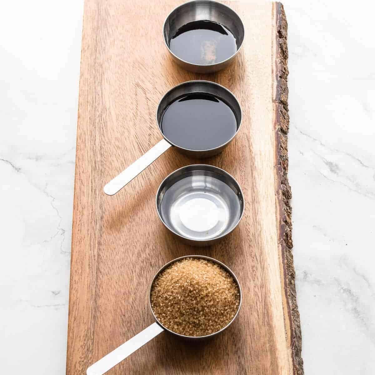 Ingredientes necesarios para hacer kecap manis(agua, azúcar moreno, salsa de soja, melaza)