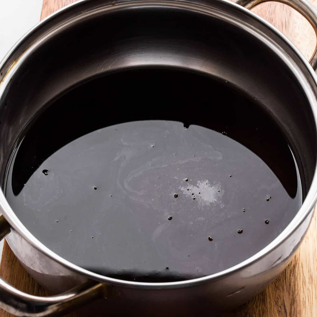 salsa de soja, agua, azúcar y melaza en una sartén