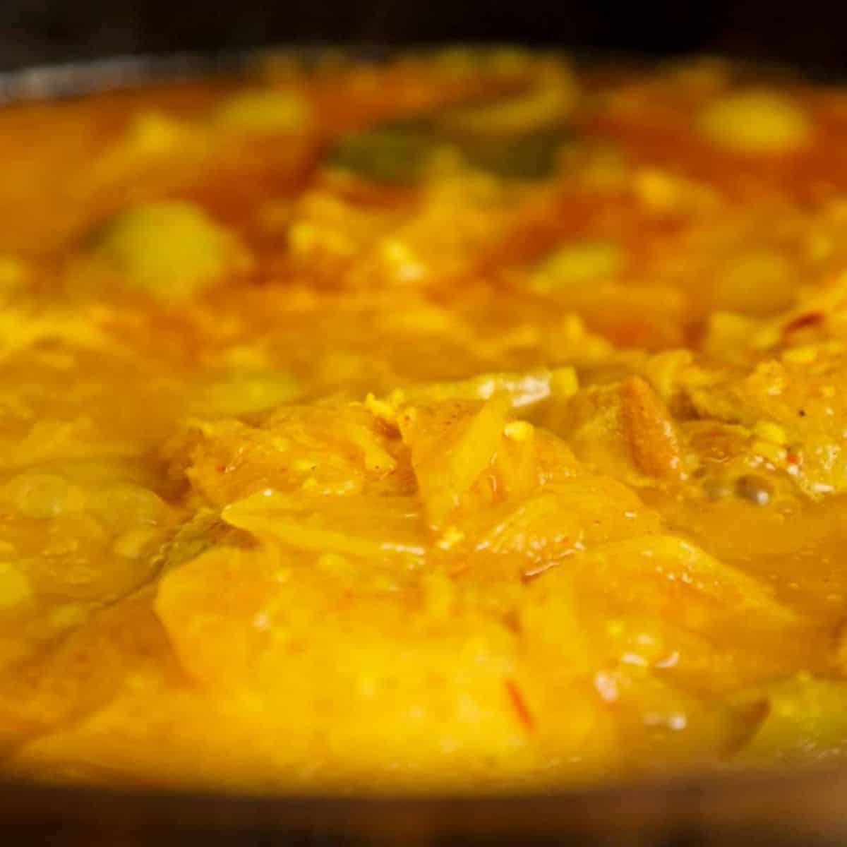 Simmering chicken in gravy.