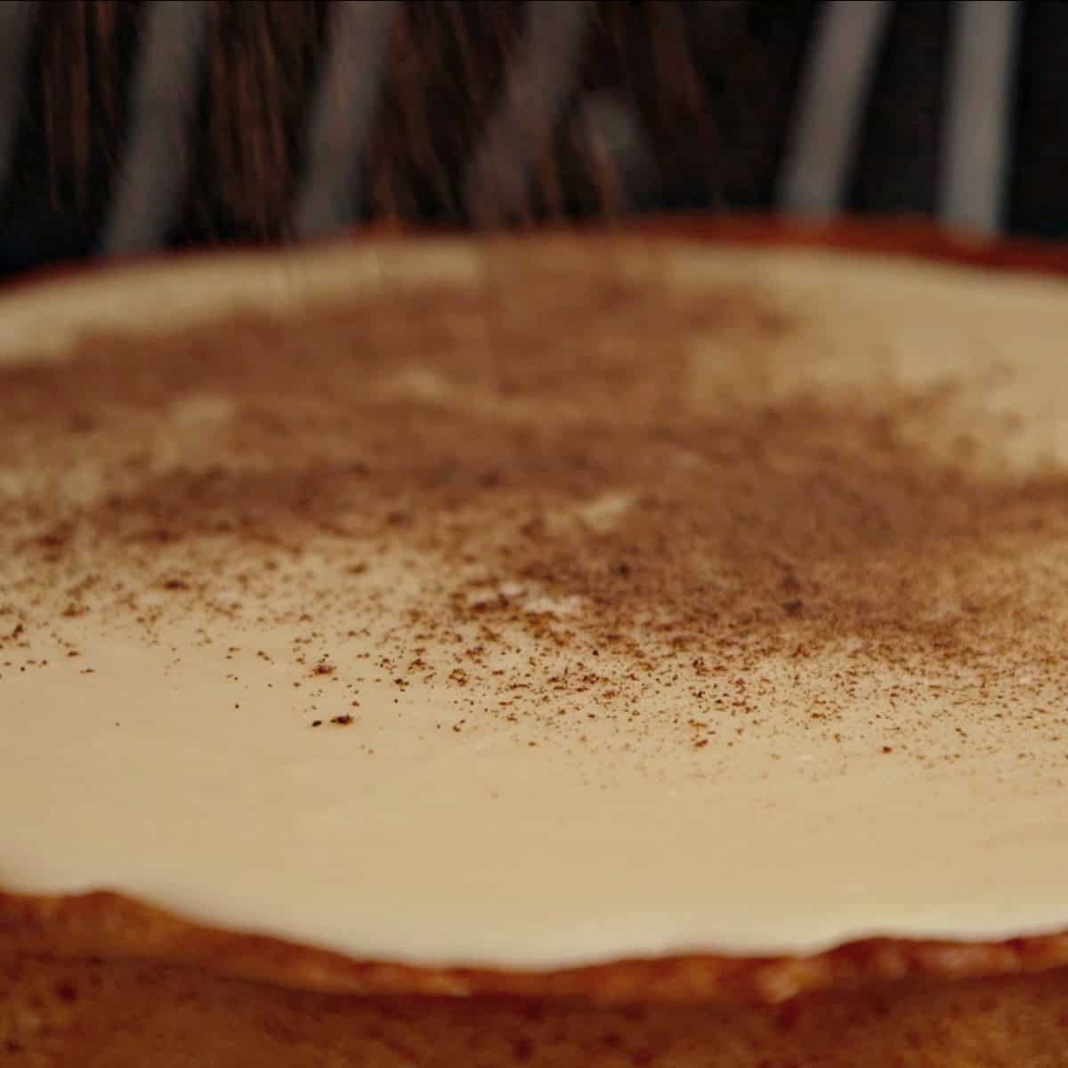 Sprinkling tart with cinnamon.
